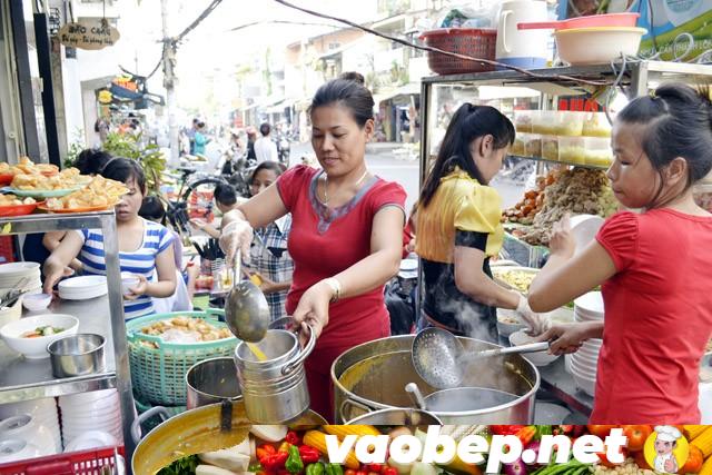 banh canh cua quan 1 4 Địa chỉ bán bánh canh cua cực ngon và đông khách ở Sài Gòn